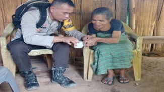 Aipda Lalu Sukiman, Bhabinkamtibmas Jalan Kaki Demi Warga Terpencil Manggarai Timur