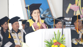 Putri Petani Lembor Raih Gelar Guru Besar Matematika, Wujudkan Doa Orang Tua