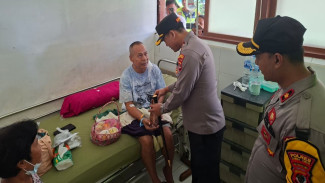 Kapolres Sumba Timur Jenguk Korban Kecelakaan Mobil Dinas Polri, Beri Dukungan Moril