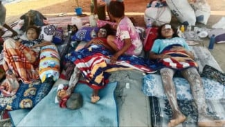 Anak Patah Tulang, Rumah Ambruk: Keluarga Korban Gempa Flores Belum Bisa Pulang