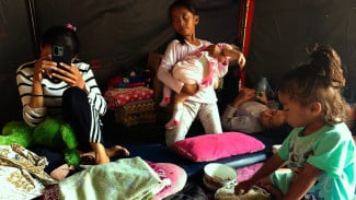 Sepiring Nasi Dela, Ikhtiar Bunda Menjaga Gizi Anak di Tenda Darurat