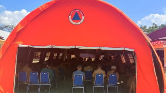 PUPR Pasang Stiker Gedung Masih Layak, Mengapa DPRD Nagekeo Memilih Rapat di Tenda?