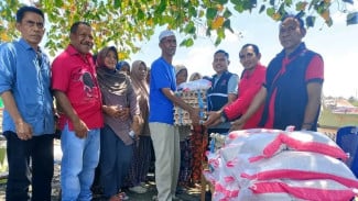 Menanti Hunian Sementara, Penyintas Gempa Nagekeo Terima Bantuan PDIP