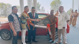 Astra International Serahkan Ambulans untuk RSP Watunggong dan Mobil Praktik bagi SMKN 1 Borong