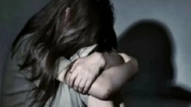 Qizlar uni boglashdi va u itoatkor edi.