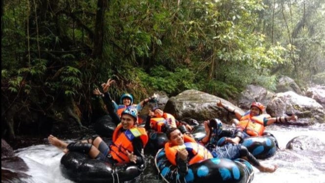 Pengunjung sedang menikmati Arung Jeram