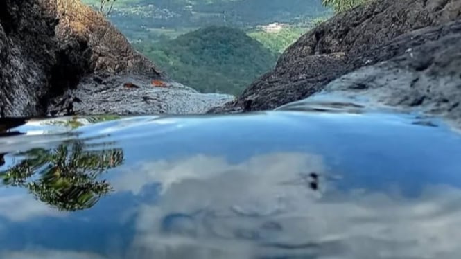 Kolam di atas awan di seribu air terjun Wae Lolos.