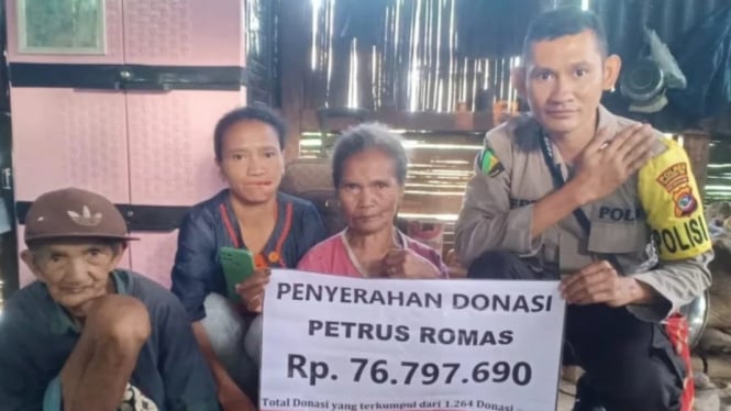 Bripka Herry Tena menyalurkan donasi kepada keluarga tidak mampu di Manggarai Timur