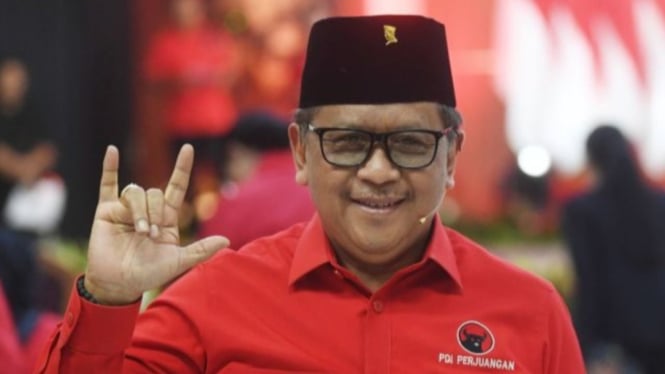 Sekjen PDI Perjuangan Hasto Kristiyanto memberikan salam tiga jari saat perayaan HUT Ke-52 PDI Perjuangan di Jakarta.