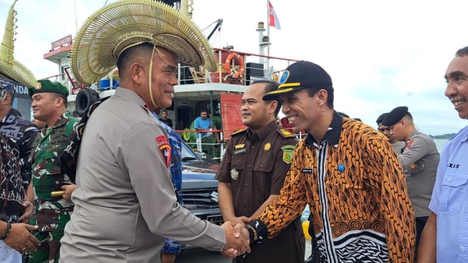 Kepala BNN Kabupaten Rote Ndao Lodovikus Demung Moa, S.Kep (kanan) tengah berjabatangan dengan Kapolda NTT