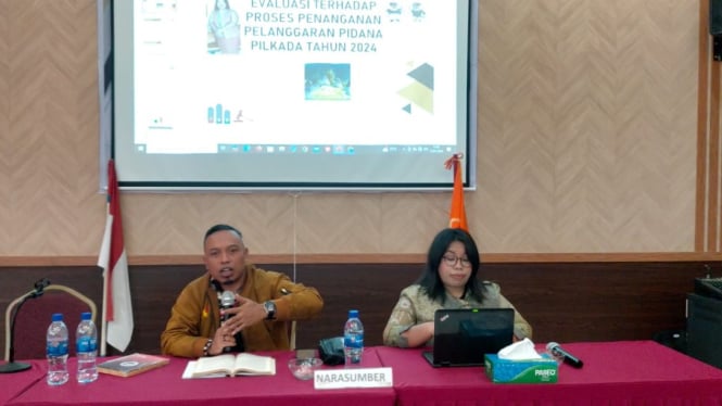 Fortunatus Hamsa Manah memimpin rapat evaluasi penanganan pelanggaran pemilihan 2024