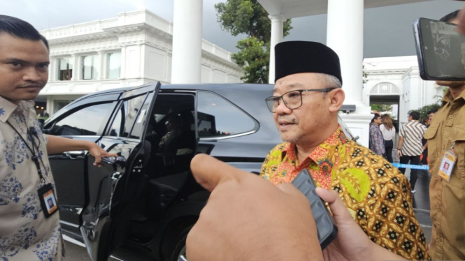 Menteri Pendidikan Dasar dan Menengah Abdul Mu'ti dalam wawancara cegat ditemui di Istana Kepresidenan Jakarta, Jumat (17/1/2025). (ANTARA/Livia Kristianti)