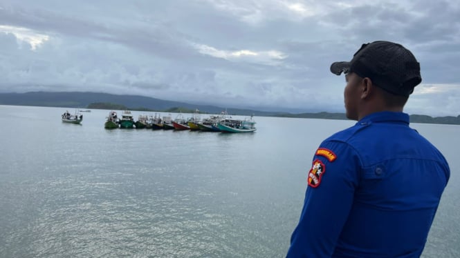 Anggota Polairud Labuan Bajo melakukan patroli