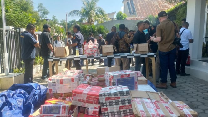 Kantor Beacukai Labuan Bajo musnahkan rokok ilegal