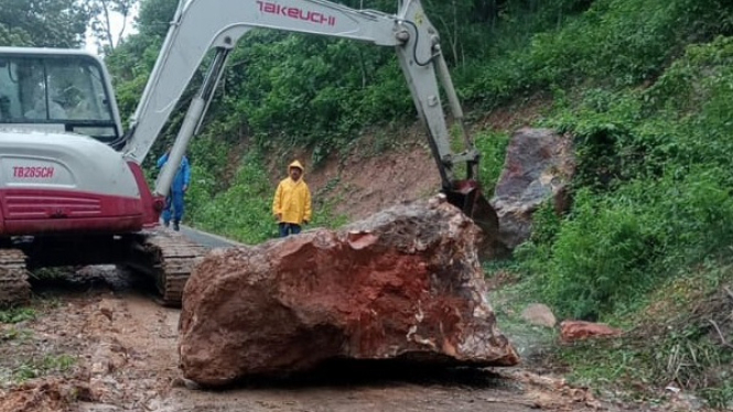 Longsoran Batu Besar Tutup Jalan