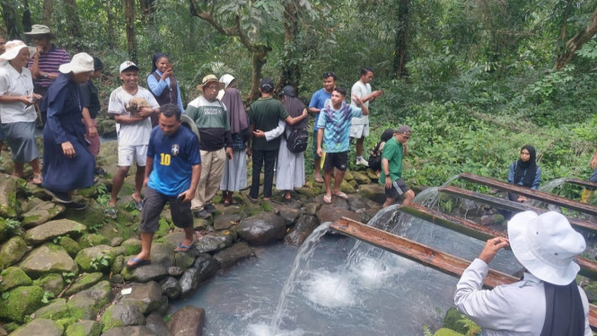 Air pancuran Wae Telang di Kampung Bonda Lembor Selatan