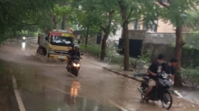 Jalan Pantai Pede Labuan Bajo tergenang banjir