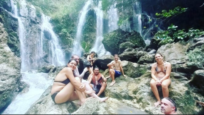 Wisatawan asing berkunjung ke Air Terjun Pangkadari