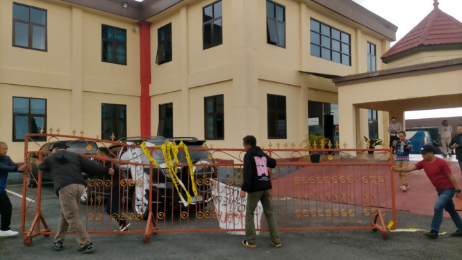 Pagar yang roboh dibawa ke Mapolres Manggarai
