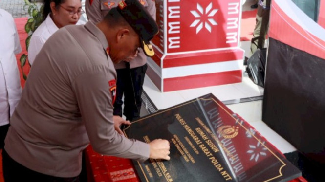 Kapolda NTT Irjen Pol Daniel Tahi Monang Silitonga menandatangani prasasti rusun Brimob labuan Bajo.