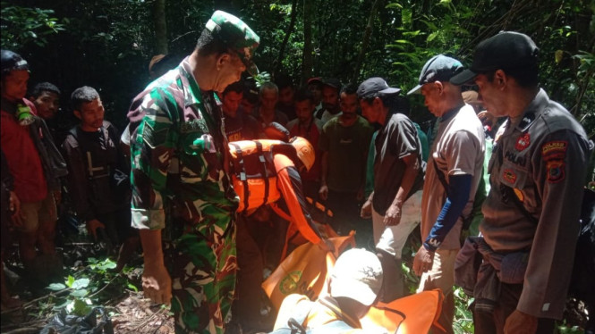 Tim SAR Gabungan mengevakuasi jasad Ronal Apolonaris (24).