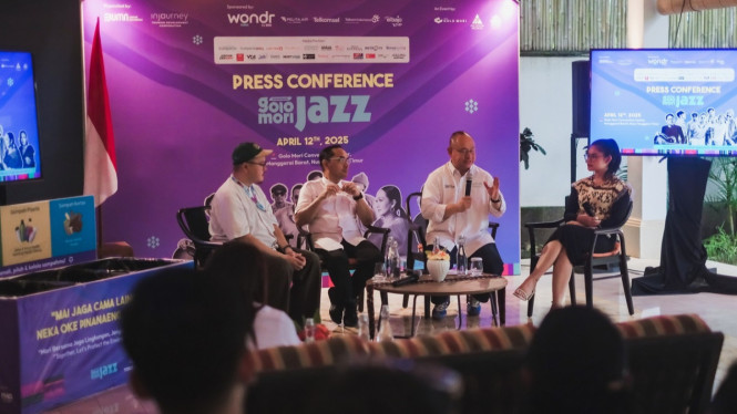 Troy Warokka, Direktur Commercial ITDC, dalam konferensi pers di Sudamala Komodo Resort, Labuan Bajo, Rabu, 9 April 2025.