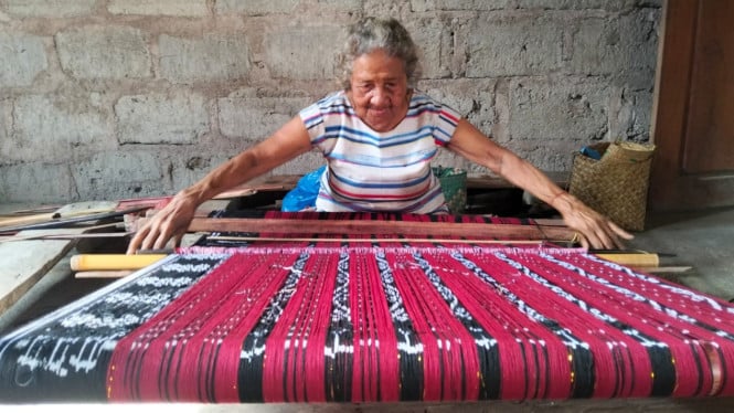 Nenek Imelda Wea saat menenun sarung Hoba Nage