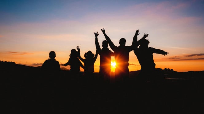 Siluet Orang Mengangkat Tangan Saat Golden Hour