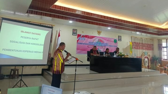 Bupati Ngada, Raymundus Bena saat memimpin Rapat Sosialisasi dan Konsolidasi Pembentukan Koperasi Merah Putih di Aula Setda Ngada, Kamis, 8 Mei 2025.