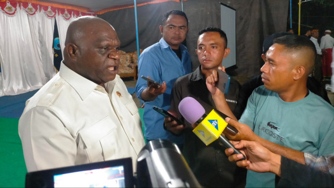 Menteri HAM, Natalius Pigai diwawancara wartawan usai kegiatan penguatan HAM masyarakat di Kecamatan Cibal Manggarai, NTT pada Rabu malam, 21 Mei 2025.
