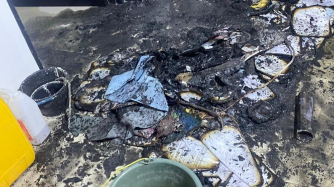 Sejumlah berkas yang terbakar di ruangan Kepala Puskesmas Oinlasi