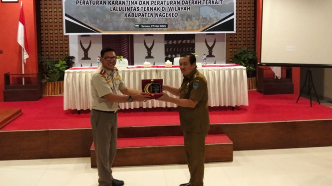 Kepala Balai Karantina NTT Simon Soli menyerahkan cinderamata kepada Bupati Nagekeo Simplisius Donatus.