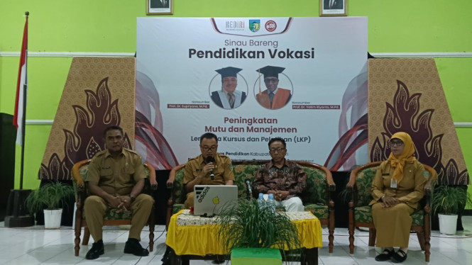 Afril Dedy Setyawan (sekretaris dinas) sedang membacakan sambutan