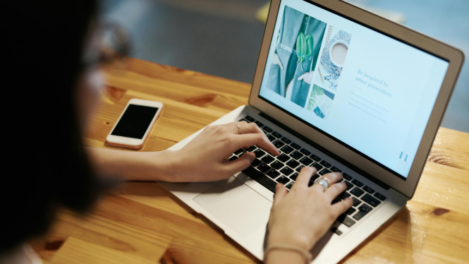 Orang yang menggunakan mac book pro