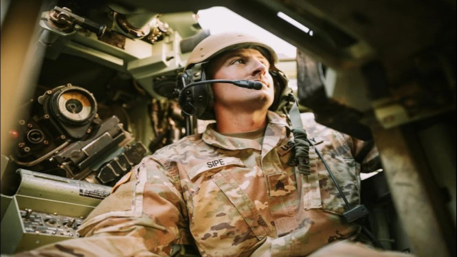 Seorang tentara Amerika di dalam tank