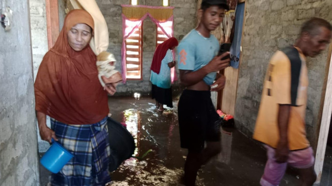 Banjir rob melanda pesisir Nanga Ramut, Desa Terong, Kecamatan Satarmese Barat Manggarai-NTT.