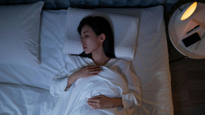 Seorang wanita tidur pulas