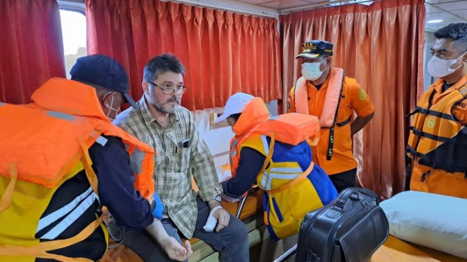 Proses perawatan terhadap WNA Rumania sekaligus salah satu ABK Kapal MV Maran di Pelabuhan Navigasi Kupang, Selasa (27/5).