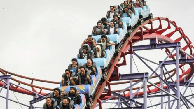Pengunjung menaiki wahana Halilintar di Dufan, Taman Impian Jaya Ancol