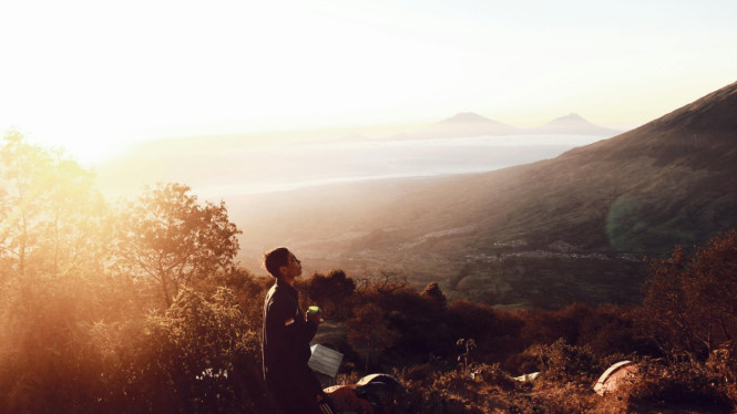 Pria berdiri di bukit.