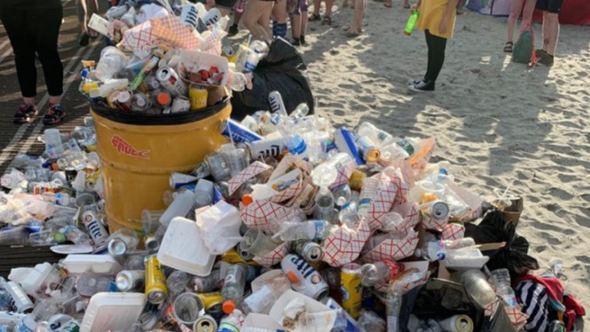 Tumpukan sampah yang bisa didaur ulang.