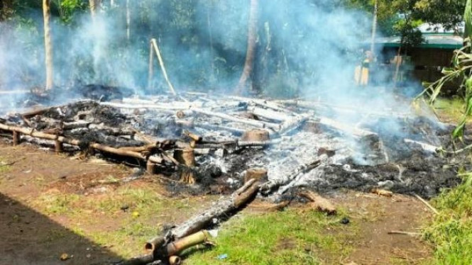 Rumah warga Sumba Barat Daya ludes dibakar massa, Sabtu, 31 Mei 2025.