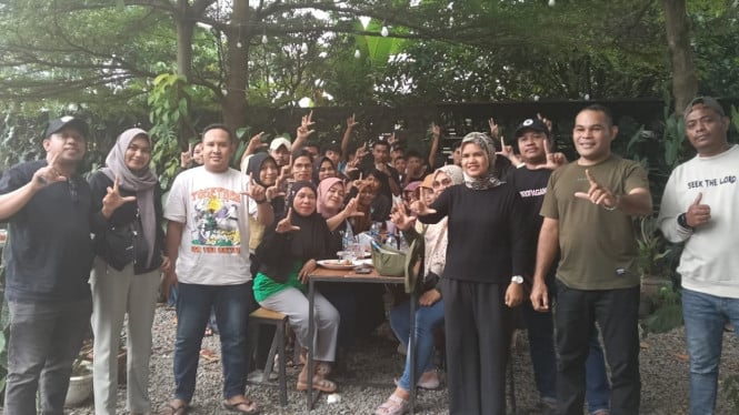 Bakir Usman Ketua PKBM Were Mandiri (berdiri kedua dari kanan)