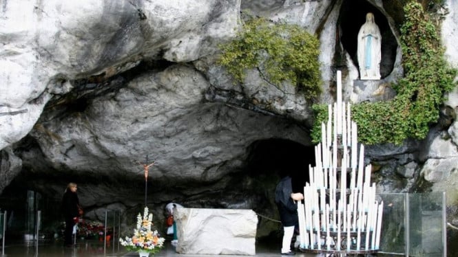 Gua Maria di Lourdes