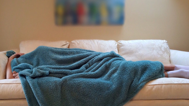 Seseorang sedang tidur di sofa.