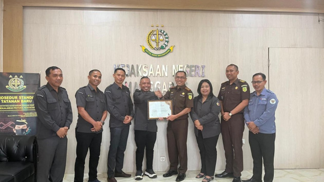 Keajari Manggarai Fauzi menerima penghargaan dari Bawaslu Manggarai.