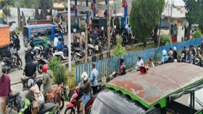Suasana antrean kendaraan di SPBU Mbaumuku Ruteng.