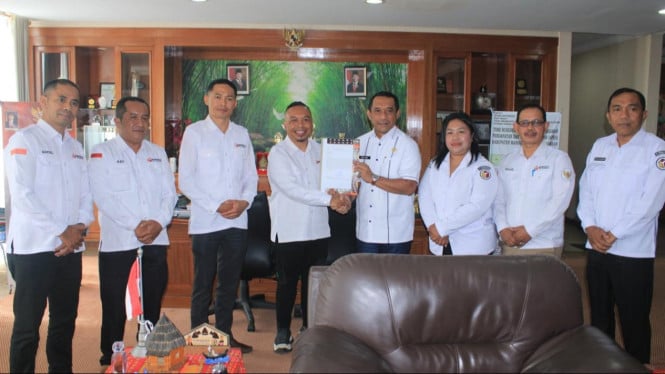 Jajaran Bawaslu Manggarai menyerahkan sisa anggaran pilkada 2024 kepada Bupati Heribertus Nabit, Rabu, 4 Juni 2025.