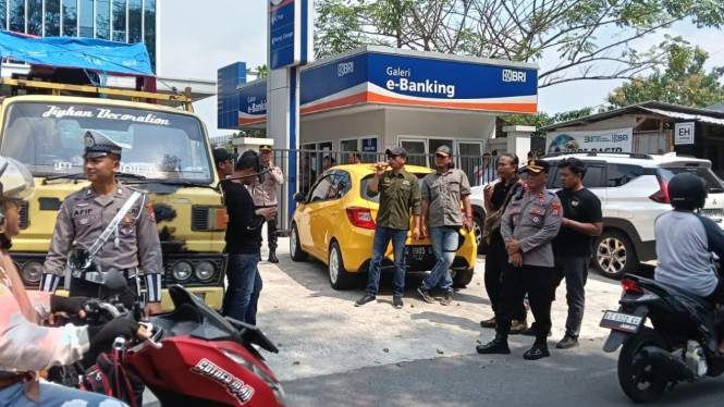 LSM RATU dan anggotanya sedang berdemo di BRI Cabang Pare