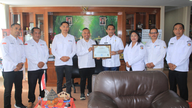 Ketua Badan Pengawas Pemilu (Bawaslu) Kabupaten Manggarai, Fortunatus Hamsah Manah, menyerahkan piagam penghargaan kepada Pemerintah Kabupaten Manggarai pada Rabu, 4 Juni 2025.